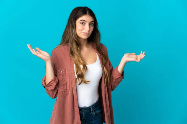 Joven Mujer Caucásica Aislada Sobre Fondo Azul Teniendo Dudas Mientras —  Fotos de Stock