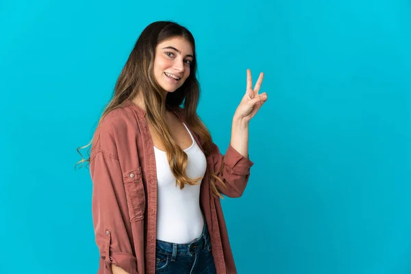 Young Caucasian Woman Isolated Blue Background Smiling Showing Victory Sign — Stock Photo, Image