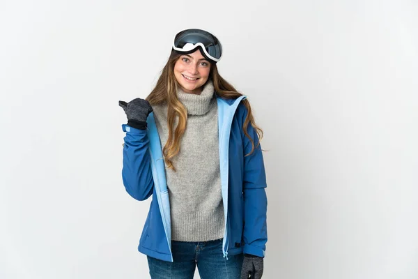 스노보드를 스키어 소녀는 제품을 제공하기 가리키면서 배경에 떨어져 — 스톡 사진