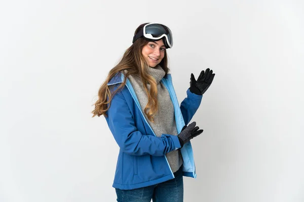 Chica Esquiadora Con Gafas Snowboard Aisladas Sobre Fondo Blanco Extendiendo —  Fotos de Stock