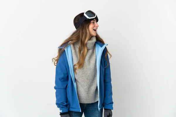 Chica Esquiadora Con Gafas Snowboard Aisladas Sobre Fondo Blanco Riendo —  Fotos de Stock