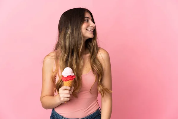 Mulher Caucasiana Jovem Com Sorvete Corneto Isolado Fundo Rosa Rindo — Fotografia de Stock