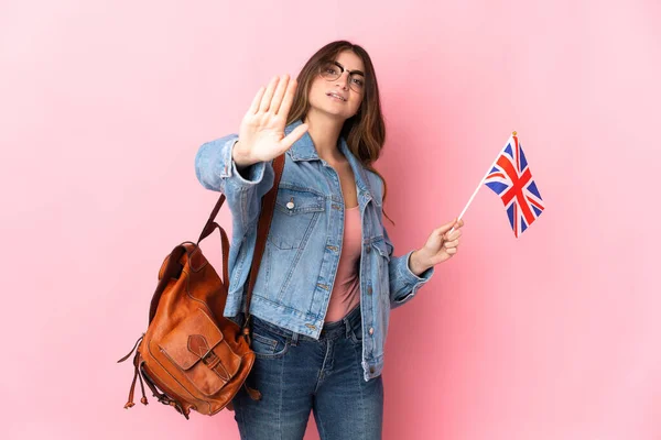 Jovem Segurando Uma Bandeira Reino Unido Isolada Fundo Rosa Fazendo — Fotografia de Stock