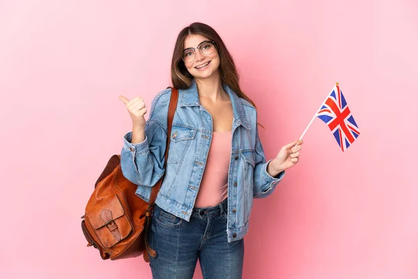 Jovem Segurando Uma Bandeira Reino Unido Isolada Fundo Rosa Apontando — Fotografia de Stock