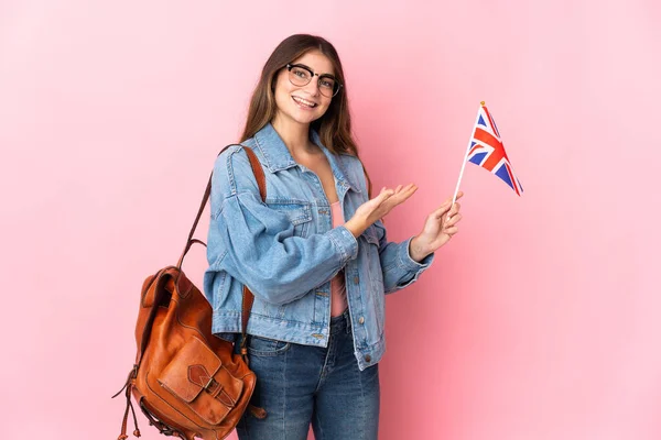 Mladá Žena Drží Vlajku Spojeného Království Izolované Růžovém Pozadí Natahuje — Stock fotografie