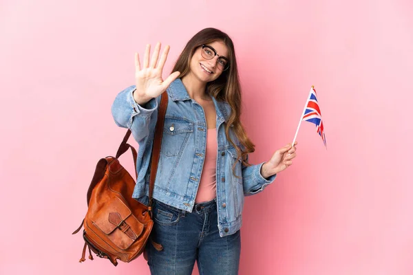 Jovem Segurando Uma Bandeira Reino Unido Isolada Fundo Rosa Contando — Fotografia de Stock