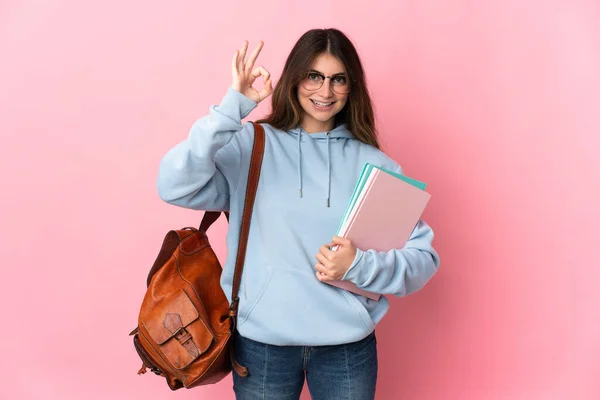 Jovem Estudante Mulher Isolada Fundo Rosa Mostrando Sinal Com Dedos — Fotografia de Stock