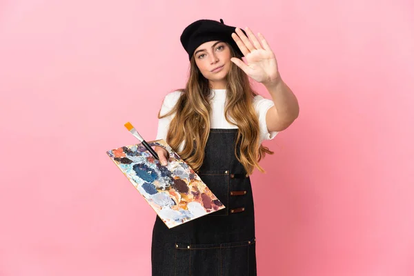 Ung Konstnär Kvinna Håller Palett Isolerad Rosa Bakgrund Gör Stopp — Stockfoto
