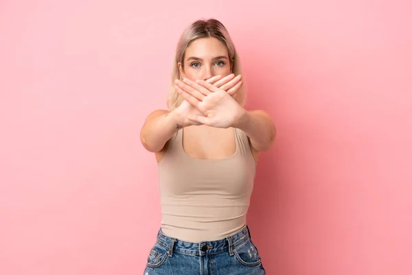 Jonge Blanke Vrouw Geïsoleerd Roze Achtergrond Maken Stop Gebaar Met — Stockfoto