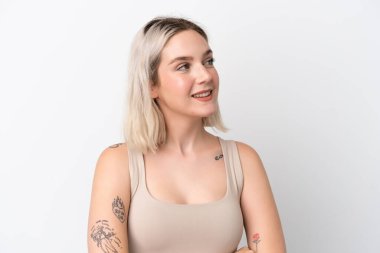 Beyaz arka planda soyutlanmış beyaz bir kadın. Portre