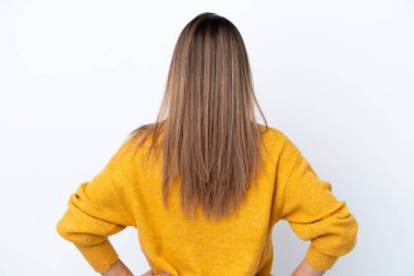 Beyaz arka planda izole edilmiş orta yaşlı beyaz kadın.