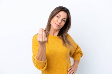 Beyaz arka planda izole edilmiş orta yaşlı beyaz kadın İtalyan jestleri yapıyor.