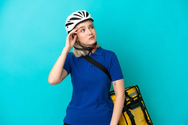 Jonge Blanke Vrouw Met Thermische Rugzak Geïsoleerd Blauwe Achtergrond Met — Stockfoto