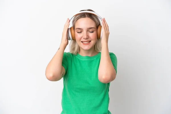 Młoda Kaukaska Kobieta Odizolowana Białym Tle Słuchanie Muzyki — Zdjęcie stockowe