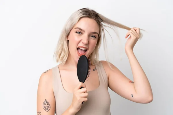 Mulher Branca Jovem Isolado Fundo Branco Com Pente Cabelo Cantando — Fotografia de Stock