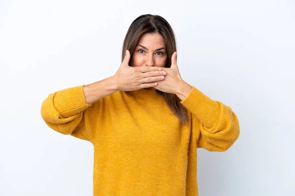 白い背景に手で口を覆う中年の白人女性 — ストック写真