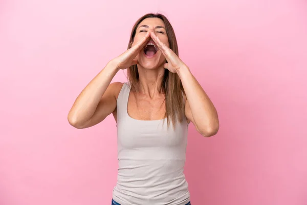 Middelbare Leeftijd Blanke Vrouw Geïsoleerd Roze Achtergrond Schreeuwen Aankondigen Iets — Stockfoto