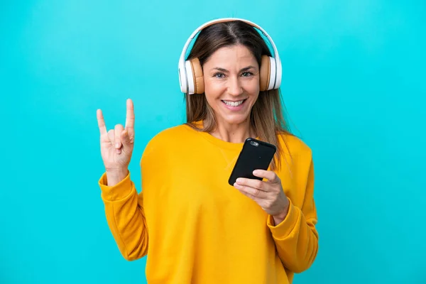 Mulher Caucasiana Meia Idade Isolada Fundo Azul Ouvindo Música Com — Fotografia de Stock