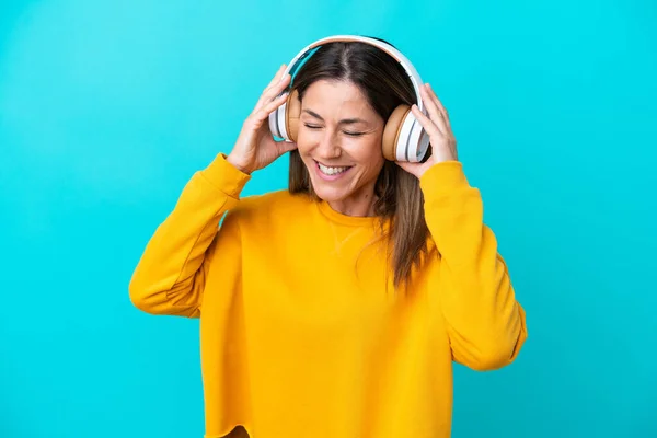Mujer Caucásica Mediana Edad Aislada Sobre Fondo Azul Escuchando Música — Foto de Stock