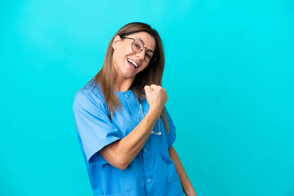 Chirurg Średnim Wieku Kobieta Odizolowana Niebieskim Tle Świętuje Zwycięstwo — Zdjęcie stockowe
