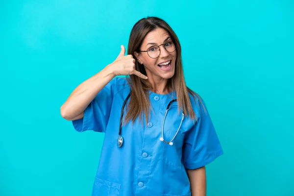 青色の背景に隔離された中世の外科医の女性は電話ジェスチャーを作る サインを呼んでくれ — ストック写真
