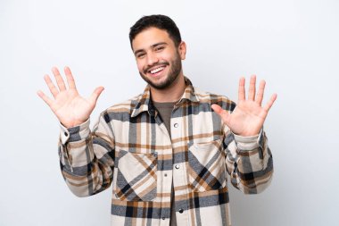 Beyaz arka planda izole edilmiş genç Brezilyalı adam parmaklarıyla ona kadar sayıyor.