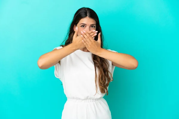 Mujer Joven Caucásica Aislada Sobre Fondo Azul Cubriendo Boca Con — Foto de Stock