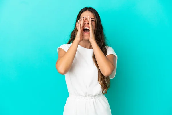 Jovem Caucasiana Isolada Fundo Azul Gritando Anunciando Algo — Fotografia de Stock