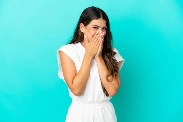 Joven Mujer Caucásica Aislada Sobre Fondo Azul Feliz Sonriente Cubriendo —  Fotos de Stock