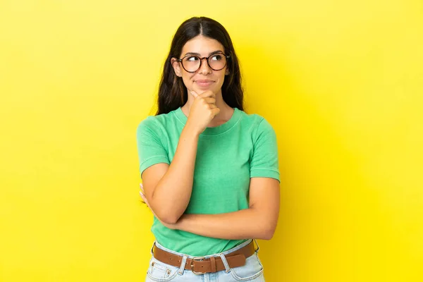 Young Caucasian Woman Isolated Yellow Background Thinking Idea While Looking — Stock Photo, Image