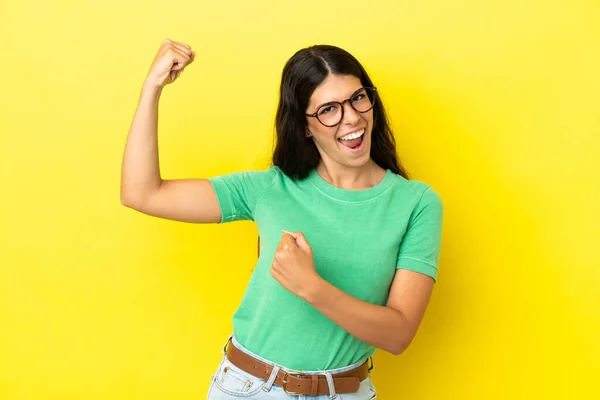 Jeune Femme Caucasienne Isolée Sur Fond Jaune Célébrant Une Victoire — Photo