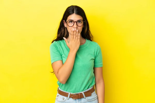 Young Caucasian Woman Isolated Yellow Background Covering Mouth Hand — Stock Photo, Image