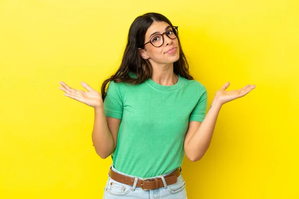 Young Caucasian Woman Isolated Yellow Background Making Doubts Gesture — Stock Photo, Image