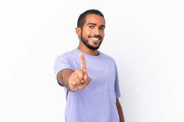 Genç Ekvadorlu adam beyaz arka planda izole edilmiş ve parmağını kaldırıyor.