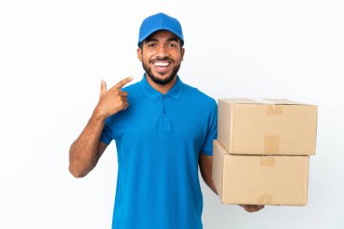 Ekvador 'lu adam beyaz arka planda izole edilmiş bir şekilde baş parmak işareti yapıyor.