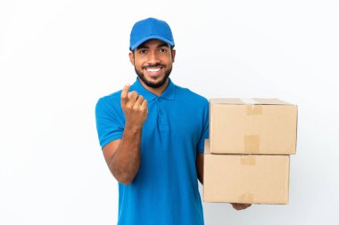 Teslimat yapan Ekvadorlu adam beyaz arka planda izole edildi.