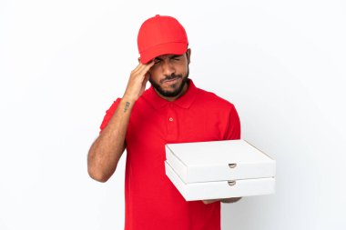 Pizza teslimatçısı beyaz arka planda izole edilmiş pizza kutularını alıyor. Baş ağrısı var.