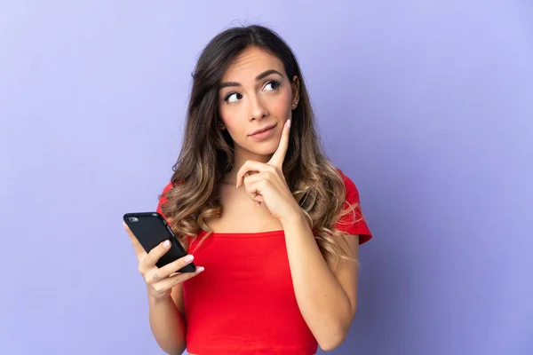 Mujer Joven Caucásica Aislada Sobre Fondo Púrpura Usando Teléfono Móvil — Foto de Stock