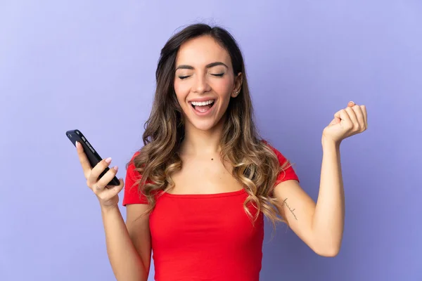 Joven Mujer Caucásica Aislada Sobre Fondo Púrpura Usando Teléfono Móvil — Foto de Stock