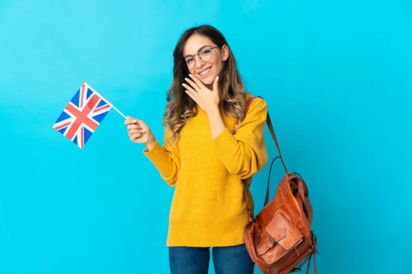 Mladá Hispánka Drží Vlajku Spojeného Království Izolované Modrém Pozadí Šťastný — Stock fotografie
