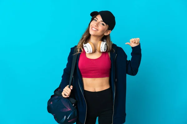 Jeune Femme Sportive Avec Sac Sport Isolé Sur Fond Bleu — Photo