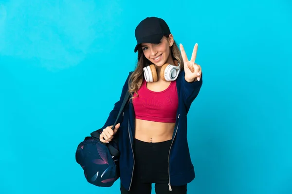 Spor Çantalı Genç Bayan Mavi Arka Planda Izole Edilmiş Gülümsüyor — Stok fotoğraf