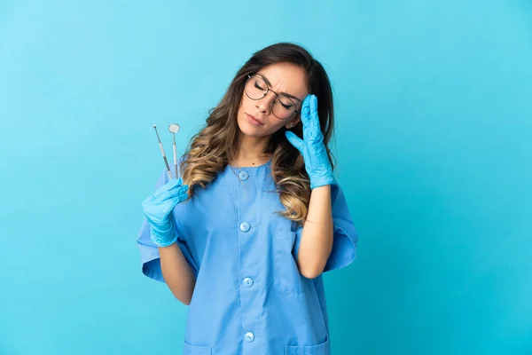 Femme Dentiste Tenant Des Outils Sur Fond Bleu Isolé Avec — Photo