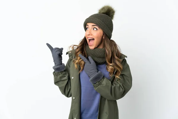 Menina Com Chapéu Inverno Isolado Fundo Branco Com Intenção Realizar — Fotografia de Stock