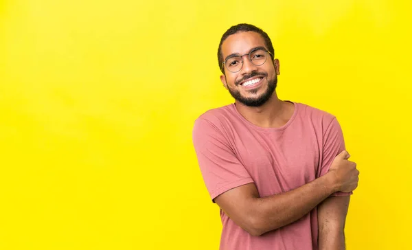 Young Latin Man Isolated Yellow Background Laughing — Stock Photo, Image