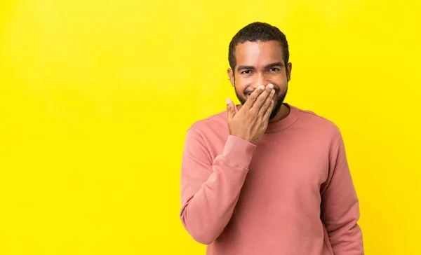 Νεαρός Λατίνος Άνδρας Απομονωμένος Κίτρινο Φόντο Χαρούμενος Και Χαμογελαστός Που — Φωτογραφία Αρχείου