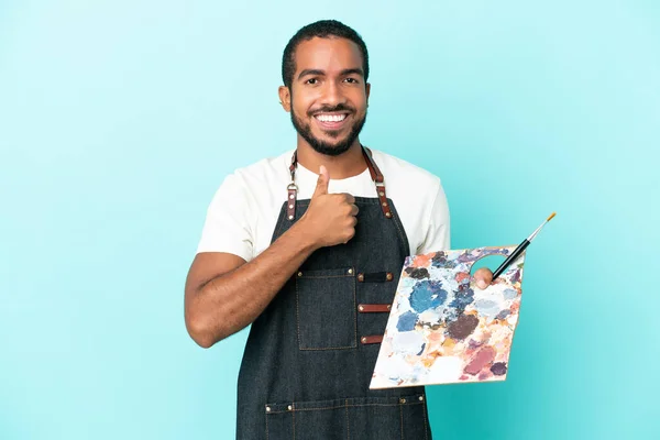 Jovem Artista Latino Homem Segurando Uma Paleta Isolada Fundo Azul — Fotografia de Stock