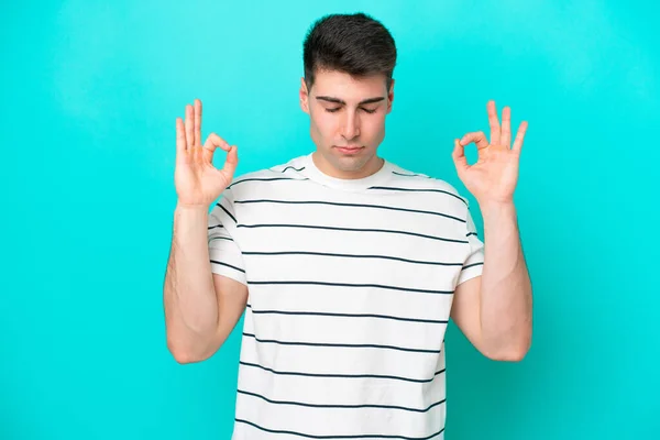 Homem Caucasiano Jovem Isolado Fundo Azul Pose Zen — Fotografia de Stock