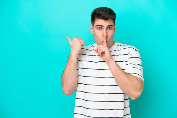 Young Caucasian Man Isolated Blue Background Pointing Side Doing Silence — Stock Photo, Image