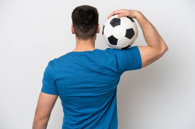 Beyaz arka planda futbol topuyla izole edilmiş beyaz bir beyaz adam.